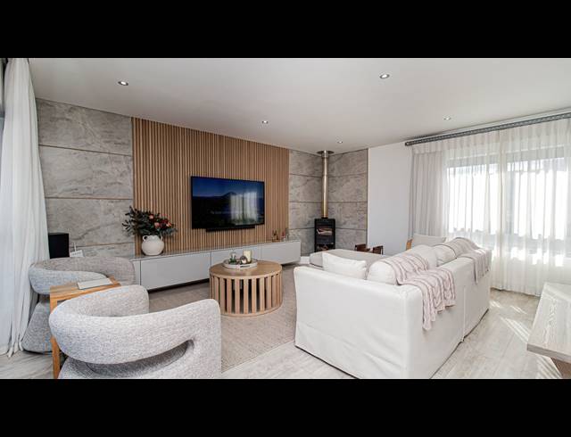 4 BEDROOM HOUSE FOR SALE IN BEACHFRONT